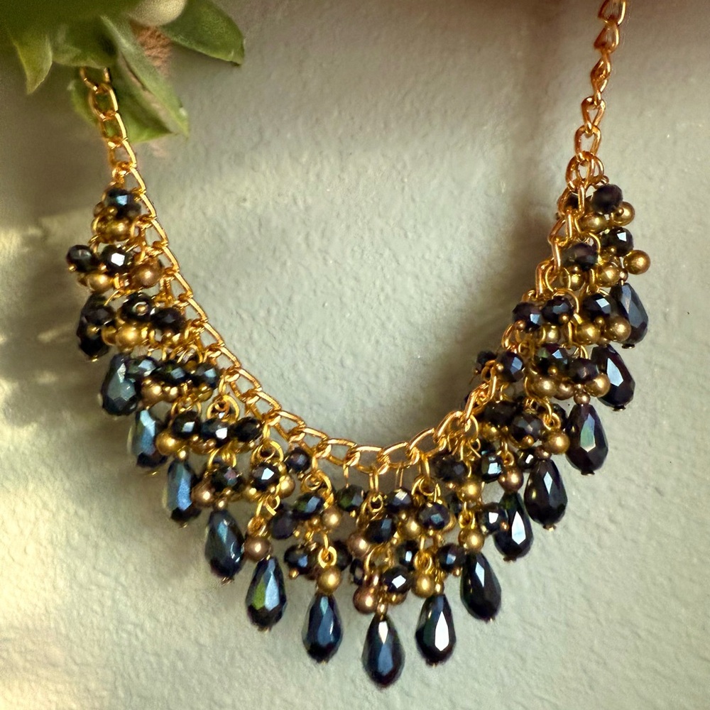 Beautiful Costume Jewelry Statement Necklace - Picture 4 of 9